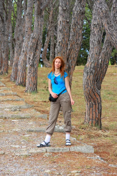 La muchacha-turista en la pista en el parque por el dolor Filerimos. Rhodes. Países Bajos — Foto de Stock