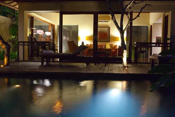 Natt pool och terrass för resten bakom — Stockfoto