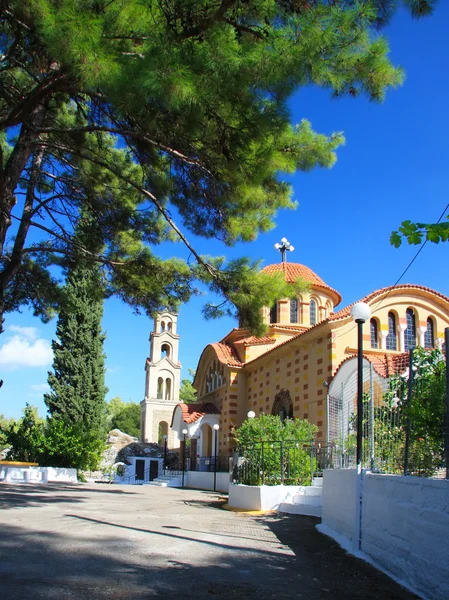 Grèce. Rhodes. Le monastère d'un homme de sacrée Nektaire — Photo