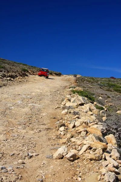 La voiture sur un chemin de terre sur une pente de montagne. Grèce. Rhodes — Photo