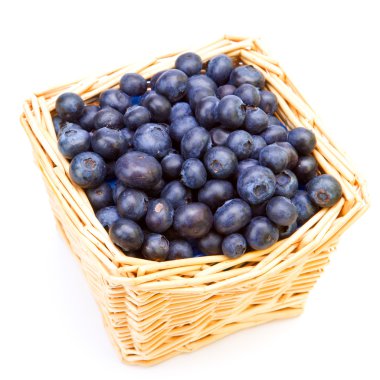 sepet olgunlaşmış bilberry dolu