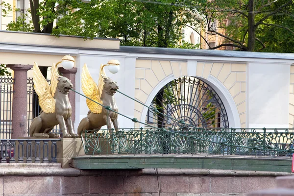 ロシア。サンクトペテルブルク。銀行の橋。グリフォンの彫刻. — ストック写真