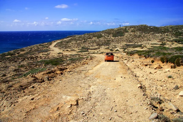 Onverharde weg op een berghelling. Griekenland. Rhodes — Stockfoto