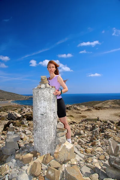 De vrouw, toeristische op ruïnes van een tempel van venus. Griekenland. Rhodes. — Stockfoto