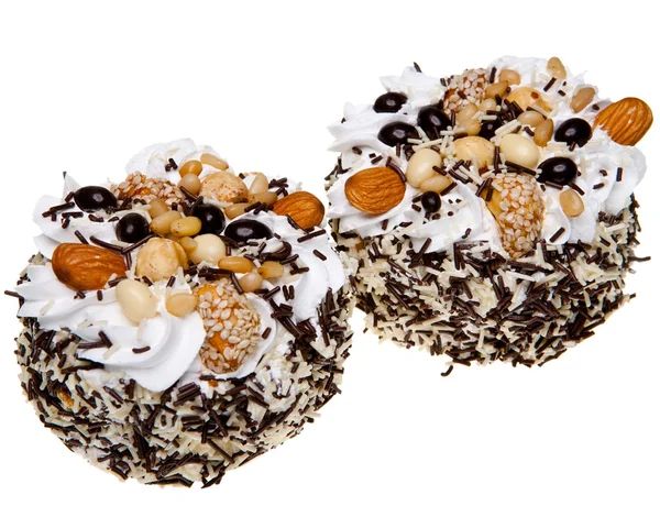 Торт с орехами и взбитыми сливками на белом фоне — стоковое фото