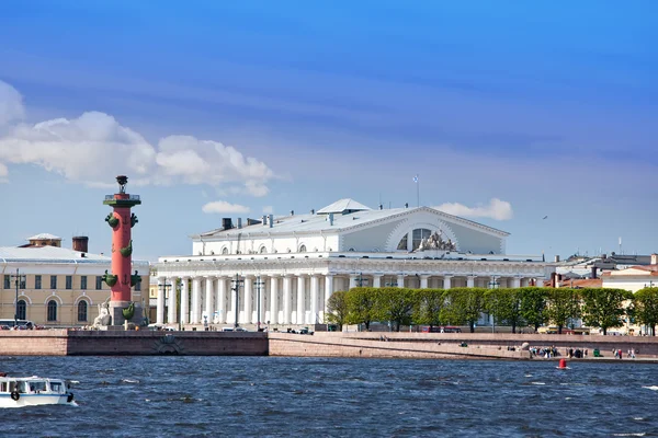 Rusia. Petersburgo. Una flecha de la isla Vasilevsky y columnas Rostral . — Foto de Stock