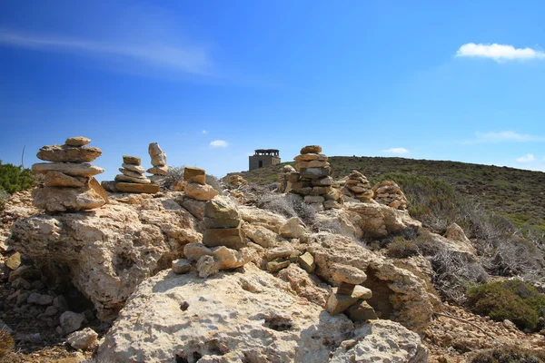 Pirámides de piedra en una colina. Grecia. Rodas —  Fotos de Stock