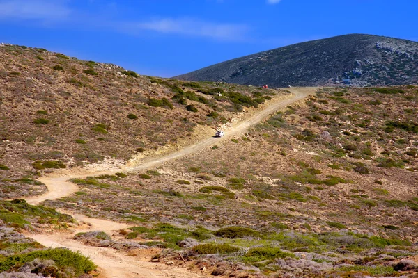 Estrada de terra numa encosta de montanha. Grécia. Rodes — Fotografia de Stock