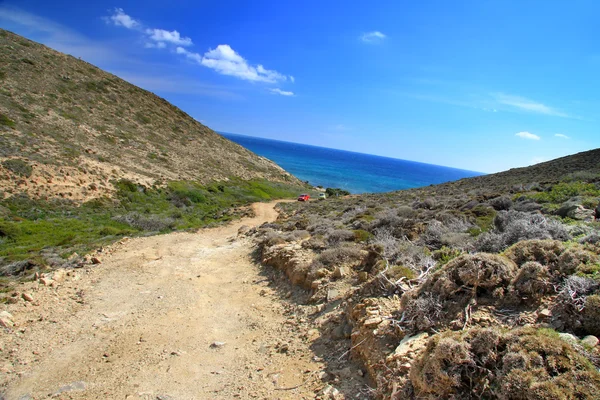 Estrada de terra numa encosta de montanha. Grécia. Rodes — Fotografia de Stock