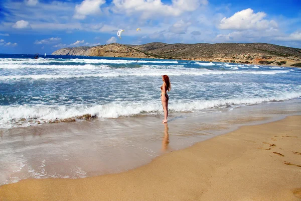 Grecia. Rodi. La giovane bella donna sulla costa . — Foto Stock