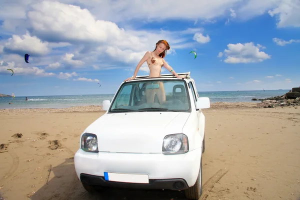 年轻漂亮的女人在车上海岸. — 图库照片