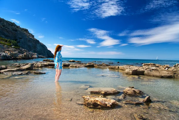 ギリシャ。ロードス。海岸の若い美しい女性. — ストック写真