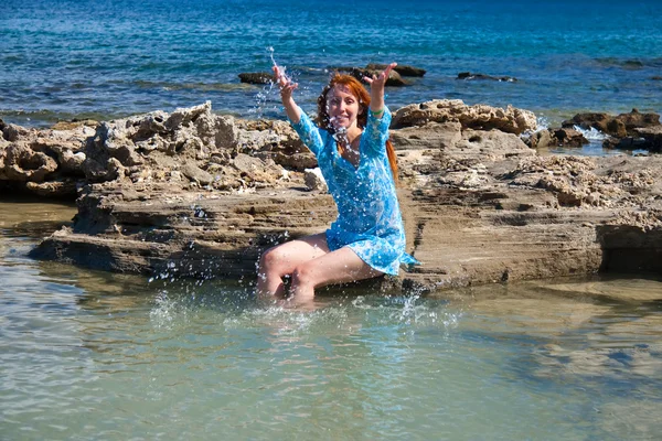 Yunanistan. Rhodes. sahil üzerinde güzel bir genç kadın. — Stok fotoğraf