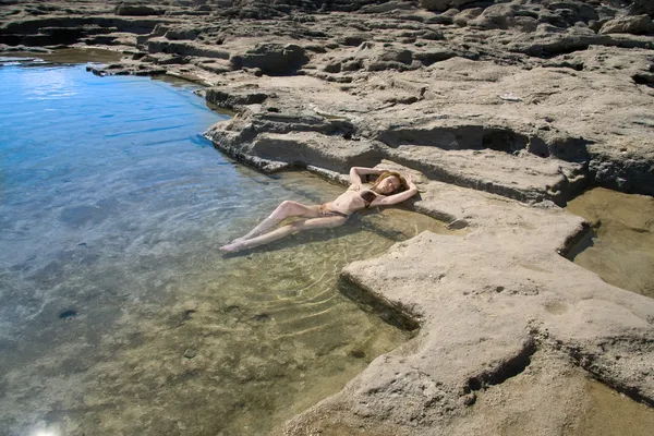 그리스. 로즈입니다. 해안에 젊은 아름 다운 여자. — 스톡 사진