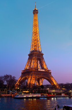 Geceleri aydınlatılan Eyfel Kulesi. seine iskele görüntüleyin. 14 Mart 2012 de paris, Fransa.
