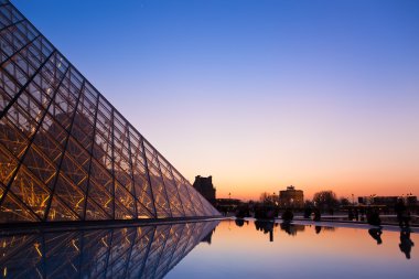 Louvre piramit ve bir görünüm tuileri Bahçe, günbatımı, 14 Mart 2012 de paris, Fransa.