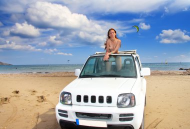 Yunanistan. Rhodes. sahil üzerinde arabadaki genç güzel kadın