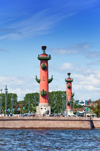 La Russie. Petersbourg. Une flèche de l'île de Vassilievski et des colonnes de Rostral . — Photo