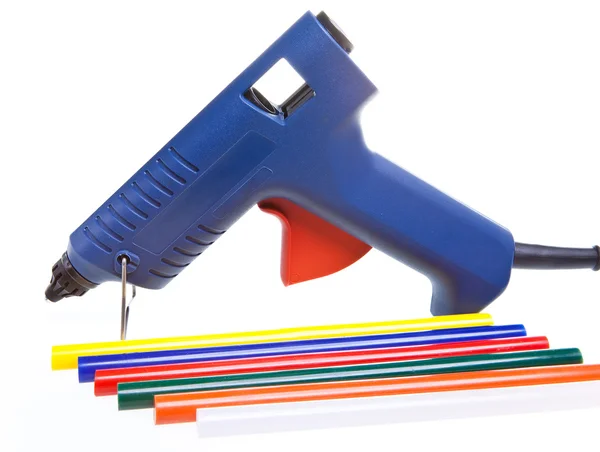 Инструмент для ремонтных и конструкторских работ - глютеновая пушка и цветные стержни — стоковое фото