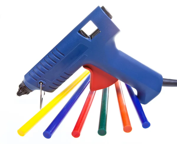 Инструмент для ремонтных и конструкторских работ - глютеновая пушка и цветные стержни — стоковое фото