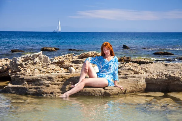 Griechenland. Rhoden. die junge schöne Frau am Meeresufer. — Stockfoto