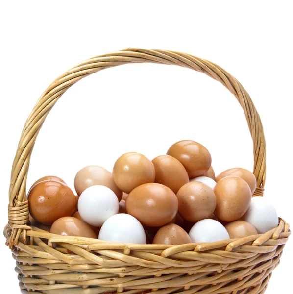 Ovos em cesta no fundo branco — Fotografia de Stock
