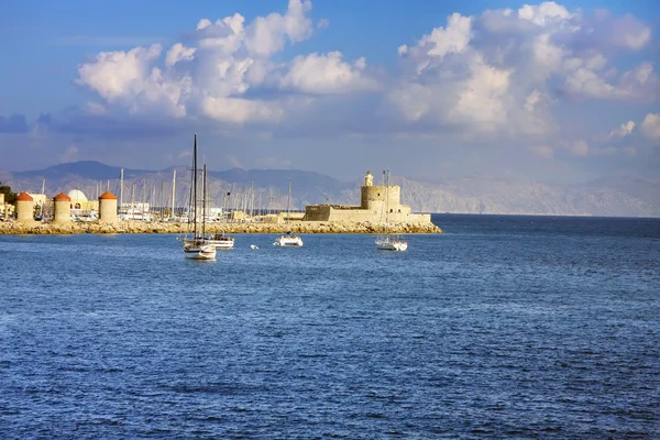 Grecja, rhodes.ships w zatoce — Zdjęcie stockowe