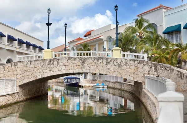 El puente de piedra sobre el canal en los trópicos — Foto de Stock