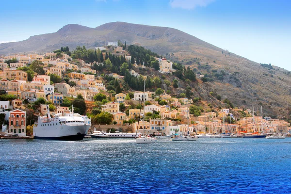 Barcos y casas en la isla de symi, Grecia — Foto de Stock
