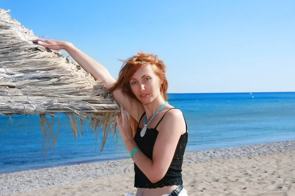 La joven hermosa mujer en la costa —  Fotos de Stock