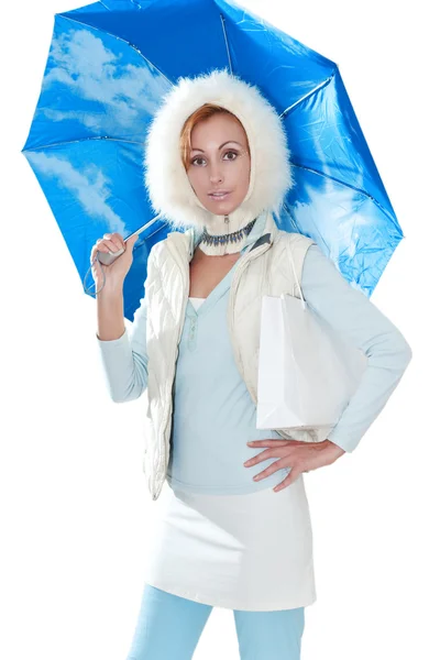 Молода красива жінка в модному платті під блакитною парасолькою на білому тлі — стокове фото