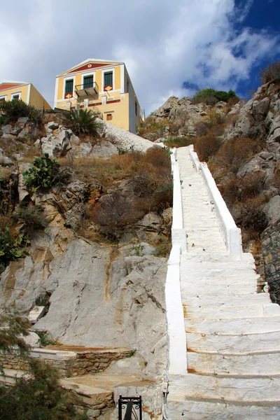ギリシャ。dodecanesse。シミ島 （シミ）。岩の上にカラフルな家. — ストック写真