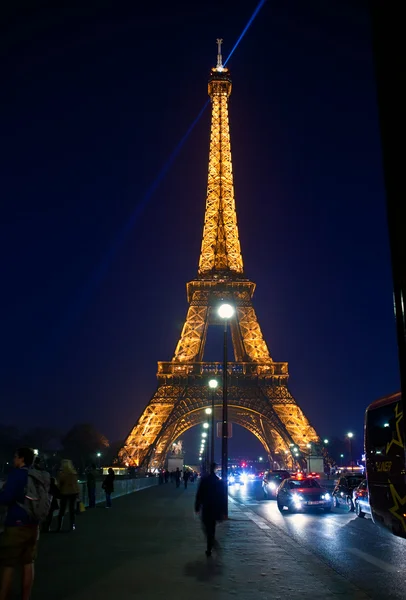 Ейфелева вежа в святкової ілюмінації до дня народження 31 березня 2012 року в Парижі, Франція. — стокове фото