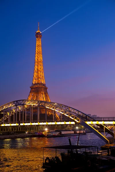 Ейфелева вежа в святкової ілюмінації до дня народження 31 березня 2012 року в Парижі, Франція. — стокове фото