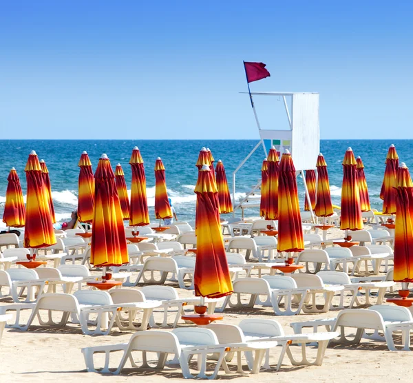 Kapalı plaj şemsiyeleri ve kırmızı bayrak-Yüzme yasak olduğunu — Stok fotoğraf