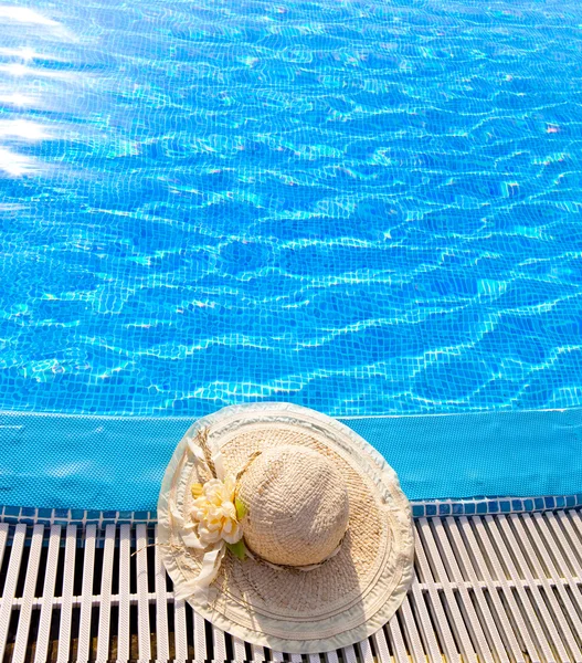 Hasır şapka yalan havuzu yakınlarında — Stok fotoğraf