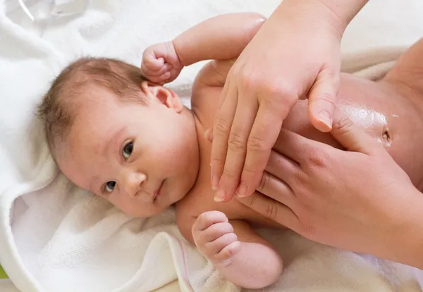 Massagem do bebê — Fotografia de Stock