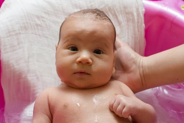 Adorable bébé ayant bain — Photo