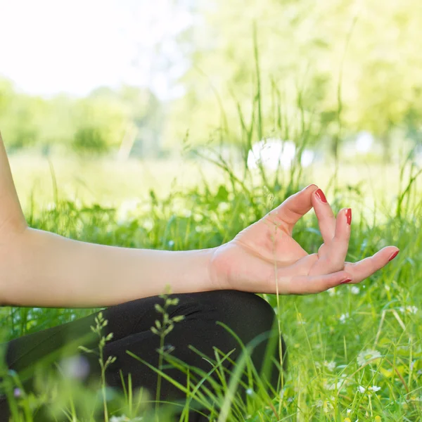 Meditáció közben nő kéz — Stock Fotó
