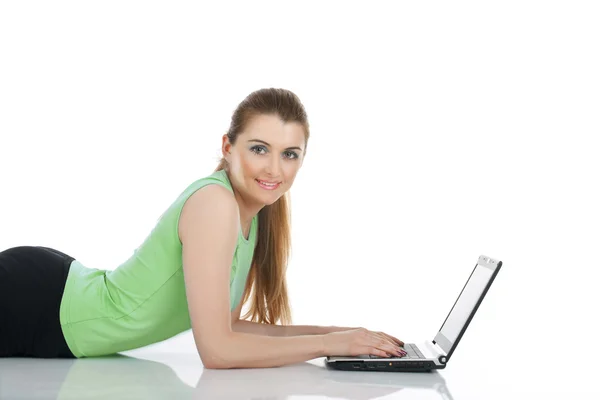Bilgisayar kullanan mutlu genç kadın — Stok fotoğraf