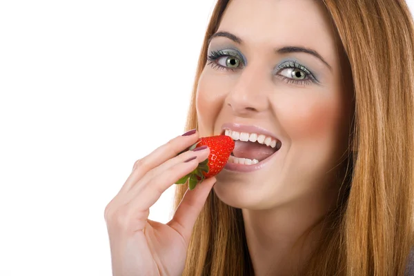 Glück junge Frau isst frische Erdbeeren. — Stockfoto