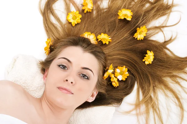 Retrato de bela mulher spa com flor no cabelo . — Fotografia de Stock