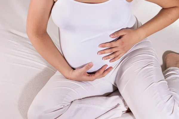 Hamile kadının karnı çok dokunaklı — Stok fotoğraf