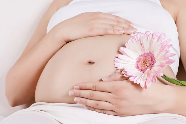 Zwangere vrouw aanraken haar buik — Stockfoto