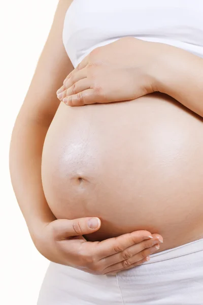 Schwangere kümmern sich um ihren Bauch — Stockfoto