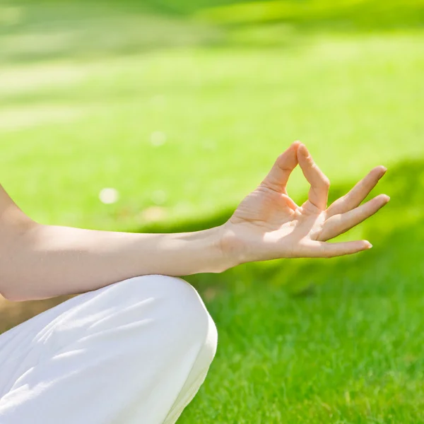 Žena ruku během meditace — Stock fotografie