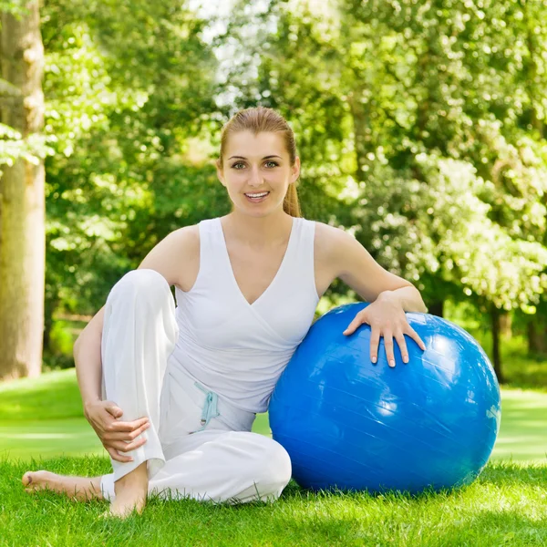 Gelukkig fitness vrouw met pilates bal — Stockfoto