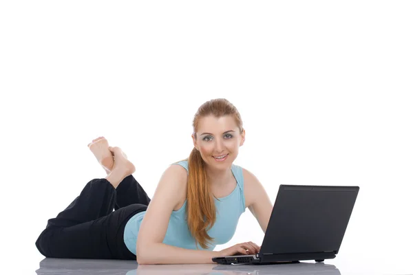 Feliz jovem mulher usando computador — Fotografia de Stock