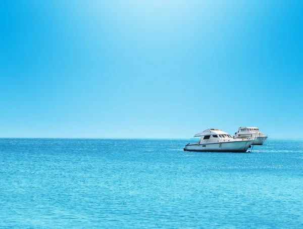 美しい地中海の海と水平線上のヨット — ストック写真
