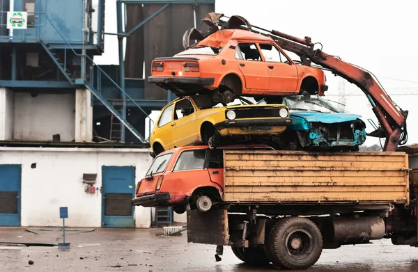 Старые автомобили готовы к переработке — стоковое фото